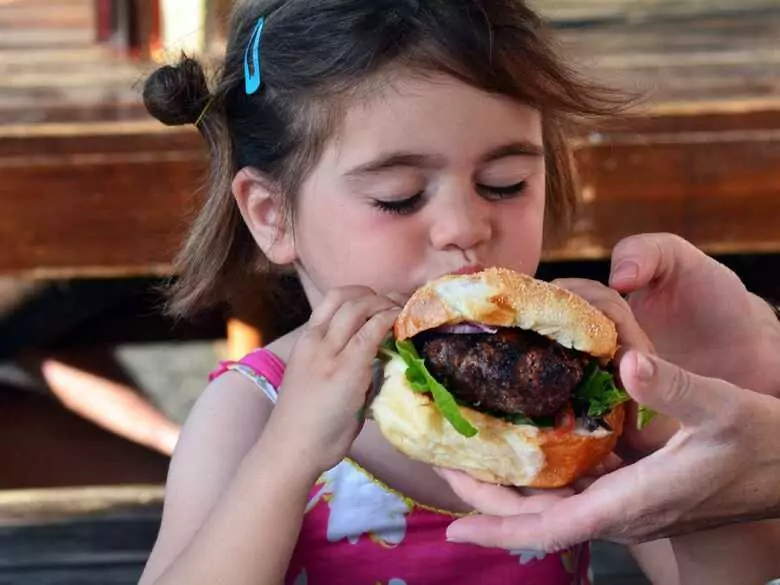 Przetworzona żywność może negatywnie wpłynąć na rozwój kości dziecka
