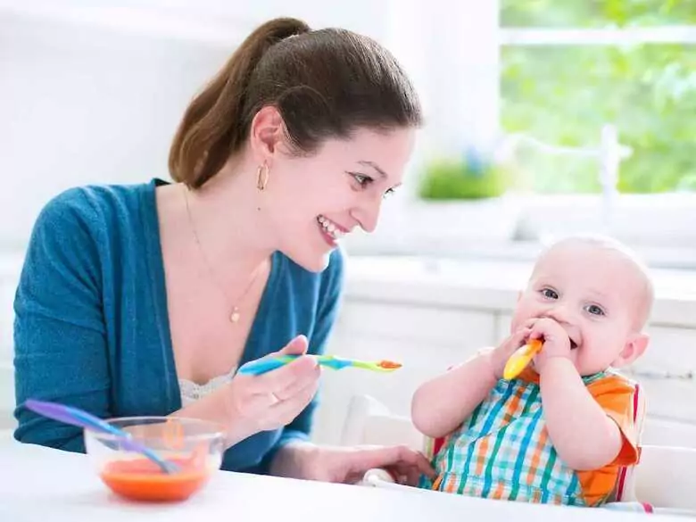 Co oznacza częste wystawianie języka przez niemowlaki?